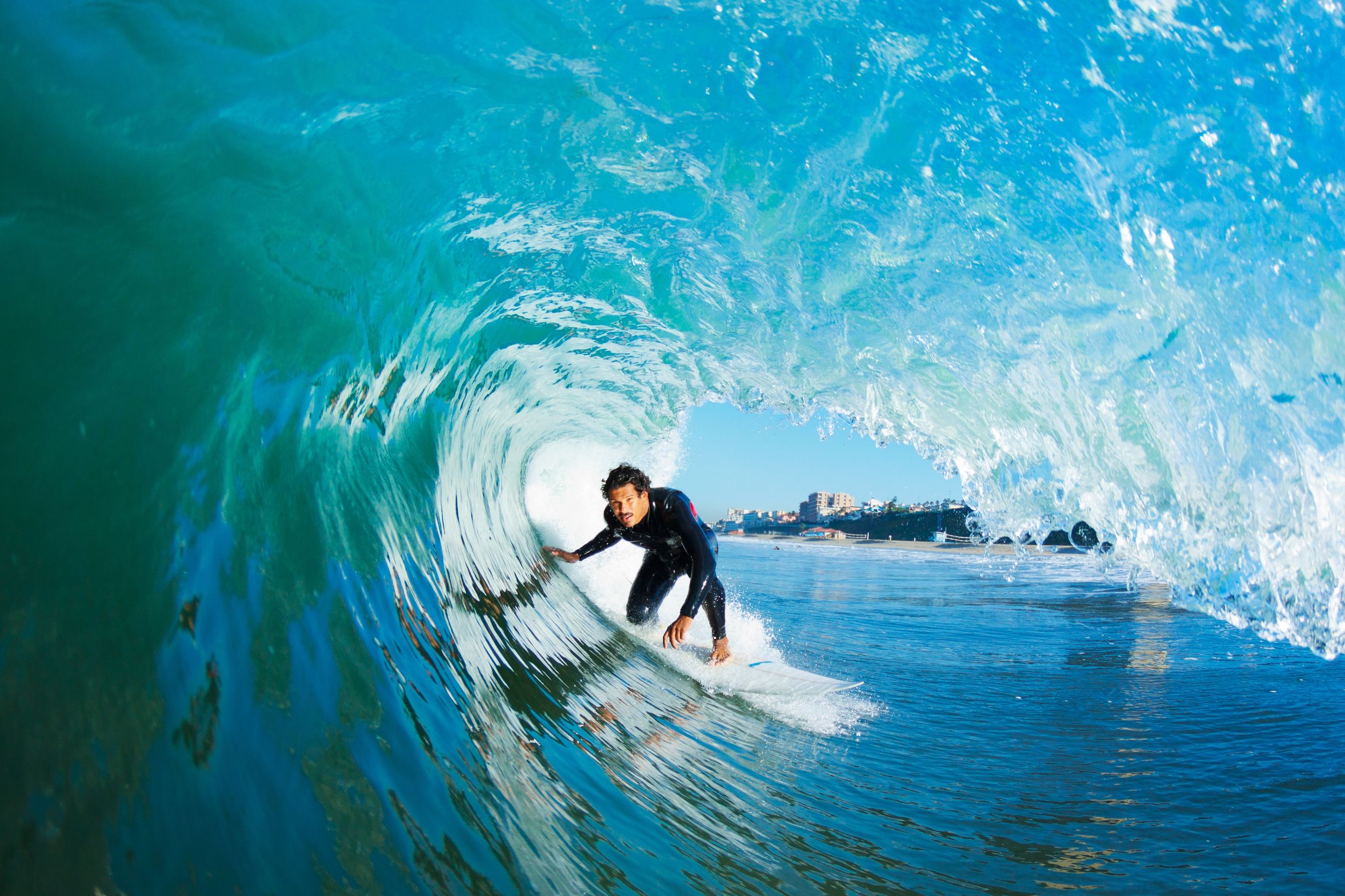 11945985-surfer-sur-blue-ocean-wave
